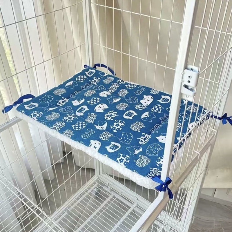 Tie-On Cat Cage Platform Pad – white cat pattern on Blue background (30x50cm)